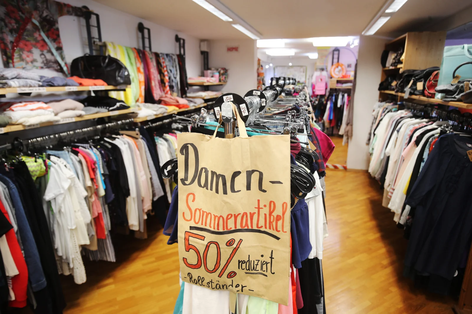 Originalaufnahme der Damenmode-Abteilung bei MUNZ mit dicht bestückten Kleiderstangen